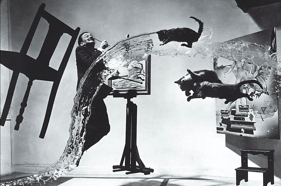 Eine surrealistische Fotografie von Philippe Halsman mit Salvador Dalí, „Dalí Atomicus“, 1948
