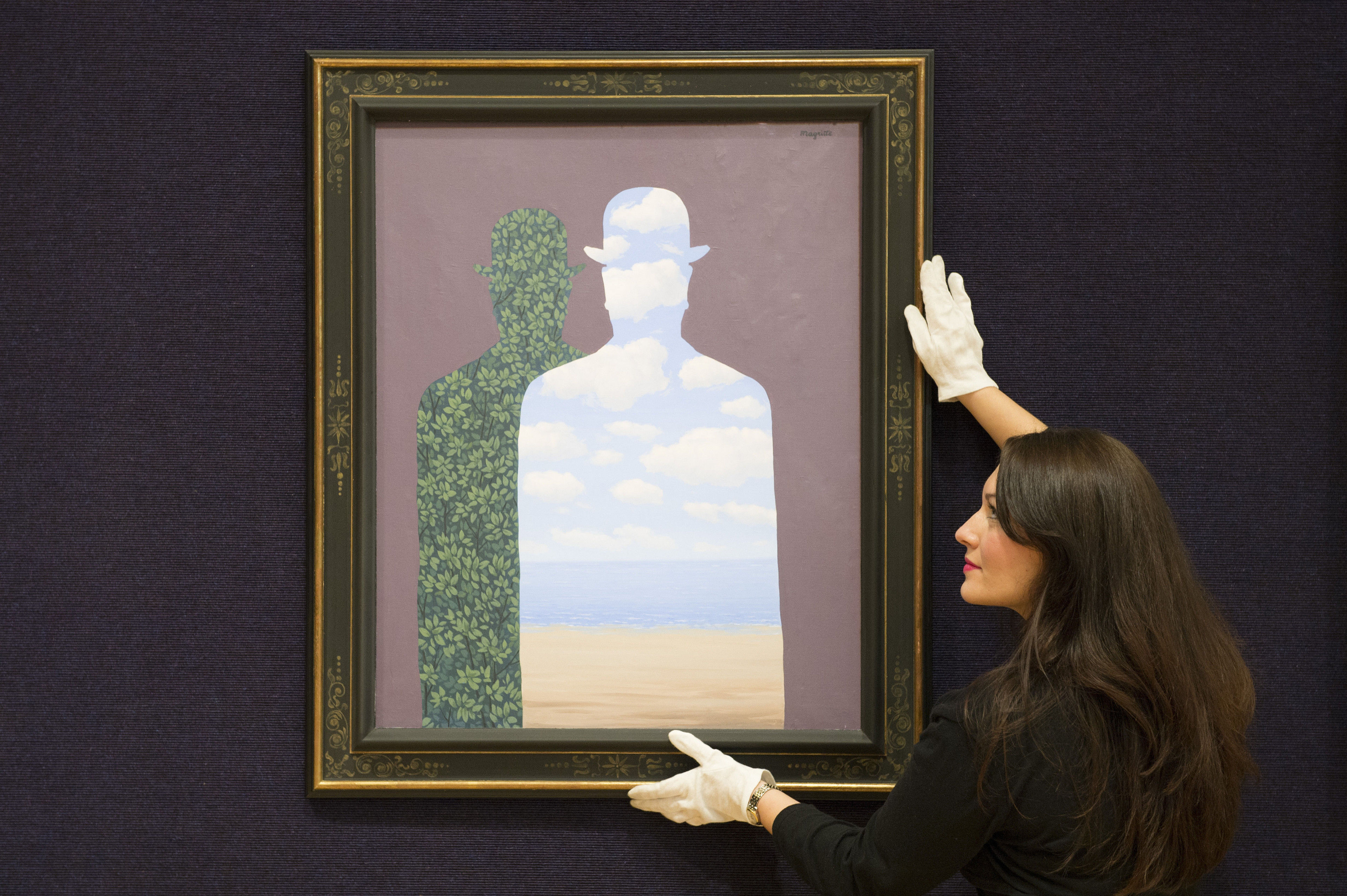 Surrealismus; René Magrittes „La Belle Société“ (1965-66) während einer Kunstauktion