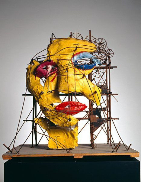 Een mooi voorbeeld van assemblage kunst door Jean Tinguely en Niki de Saint Phalle Le Cyclop - la Tête, 1970