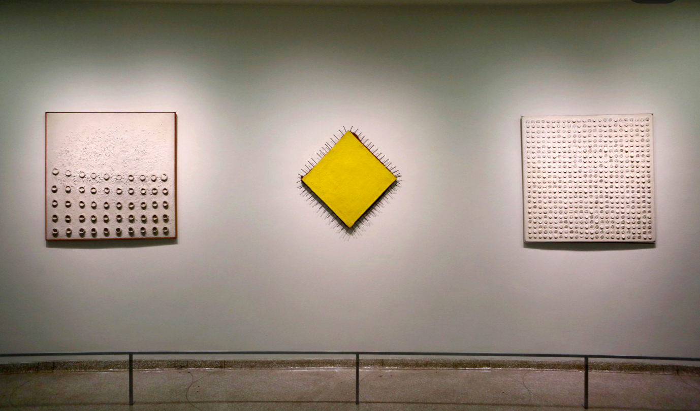 Von links nach rechts: „Auflösung der Formation“ (1958), „Das gelbe Bild“ (1957–58) und „Korkbild II“ (1960) von Günther Uecker