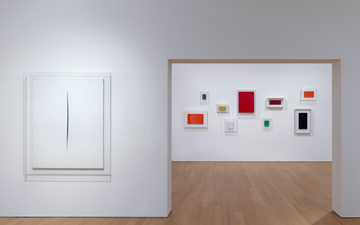 Links eine geschnittene Leinwand von Lucio Fontana; rechts verschiedenfarbige Monochrome von Yves Klein