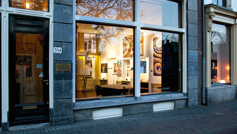 Kunst in Utrecht kaufen; der Eingang der Fotogalerie Utrecht an der Oudegracht