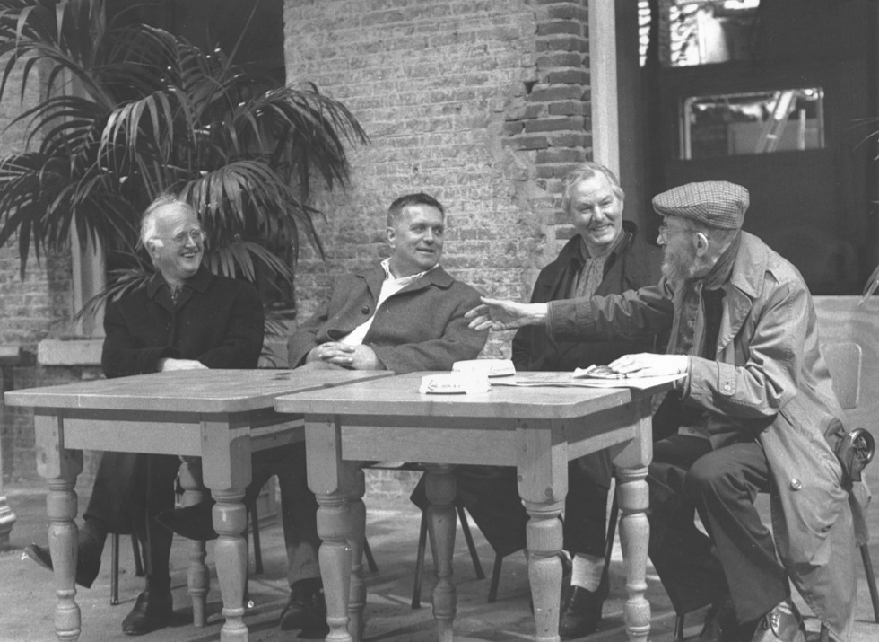 Niederländische Künstler der „Zero-Bewegung“, von links nach rechts: Henk Peeters, Jan Hendirkse, Armando und Jan Schoonhoven in Delft